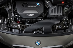 Motorraum des BMW 225i Active Tourer mit quer eingebautem Motor.