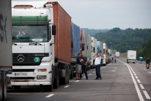 Latvijos-Rusijos pasiens. Iki Teherovo muitinës posto nusidriekusi septyniolikos kilometrø ilgio vilkikø eilë.